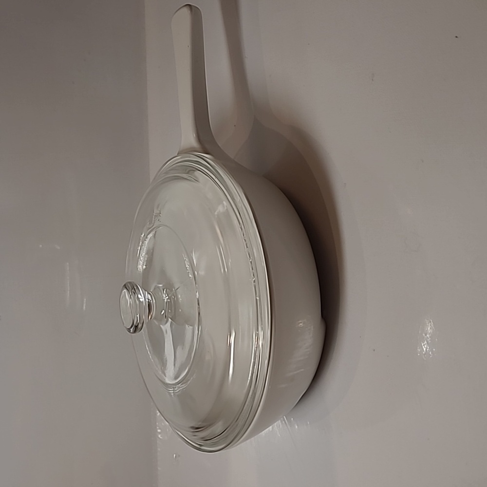 Corningware mw-83-B 6 3/4" made in USA  w/ pyrex lid